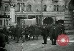 Standbild italienischen Gefangenen durch Udine nach der Schlacht von Caporetto Italien, 1917, aus Sekunde 31 historischem Filmmaterial Videoclip 65675026034