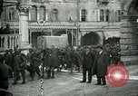 Standbild italienischen Gefangenen durch Udine nach der Schlacht von Caporetto Italien, 1917, aus Sekunde 32 historischem Filmmaterial Videoclip 65675026034
