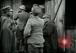 Standbild italienischen Gefangenen durch Udine nach der Schlacht von Caporetto Italien, 1917, aus Sekunde 33 historischem Filmmaterial Videoclip 65675026034