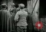 Standbild italienischen Gefangenen durch Udine nach der Schlacht von Caporetto Italien, 1917, aus Sekunde 34 historischem Filmmaterial Videoclip 65675026034