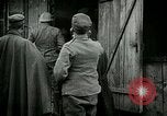 Standbild italienischen Gefangenen durch Udine nach der Schlacht von Caporetto Italien, 1917, aus Sekunde 35 historischem Filmmaterial Videoclip 65675026034