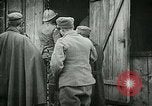 Standbild italienischen Gefangenen durch Udine nach der Schlacht von Caporetto Italien, 1917, aus Sekunde 36 historischem Filmmaterial Videoclip 65675026034