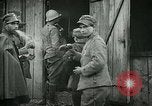Standbild italienischen Gefangenen durch Udine nach der Schlacht von Caporetto Italien, 1917, aus Sekunde 37 historischem Filmmaterial Videoclip 65675026034
