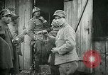 Standbild italienischen Gefangenen durch Udine nach der Schlacht von Caporetto Italien, 1917, aus Sekunde 38 historischem Filmmaterial Videoclip 65675026034