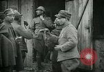 Standbild italienischen Gefangenen durch Udine nach der Schlacht von Caporetto Italien, 1917, aus Sekunde 39 historischem Filmmaterial Videoclip 65675026034