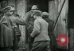 Standbild italienischen Gefangenen durch Udine nach der Schlacht von Caporetto Italien, 1917, aus Sekunde 40 historischem Filmmaterial Videoclip 65675026034