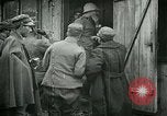 Standbild italienischen Gefangenen durch Udine nach der Schlacht von Caporetto Italien, 1917, aus Sekunde 41 historischem Filmmaterial Videoclip 65675026034