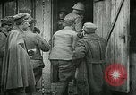 Standbild italienischen Gefangenen durch Udine nach der Schlacht von Caporetto Italien, 1917, aus Sekunde 42 historischem Filmmaterial Videoclip 65675026034