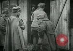 Standbild italienischen Gefangenen durch Udine nach der Schlacht von Caporetto Italien, 1917, aus Sekunde 43 historischem Filmmaterial Videoclip 65675026034