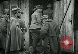 Standbild italienischen Gefangenen durch Udine nach der Schlacht von Caporetto Italien, 1917, aus Sekunde 44 historischem Filmmaterial Videoclip 65675026034
