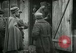 Standbild italienischen Gefangenen durch Udine nach der Schlacht von Caporetto Italien, 1917, aus Sekunde 45 historischem Filmmaterial Videoclip 65675026034
