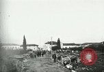 Standbild italienischen Gefangenen durch Udine nach der Schlacht von Caporetto Italien, 1917, aus Sekunde 46 historischem Filmmaterial Videoclip 65675026034