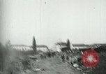 Standbild italienischen Gefangenen durch Udine nach der Schlacht von Caporetto Italien, 1917, aus Sekunde 47 historischem Filmmaterial Videoclip 65675026034