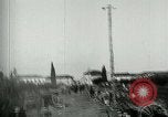 Standbild italienischen Gefangenen durch Udine nach der Schlacht von Caporetto Italien, 1917, aus Sekunde 49 historischem Filmmaterial Videoclip 65675026034