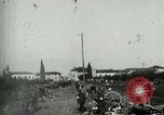 Standbild italienischen Gefangenen durch Udine nach der Schlacht von Caporetto Italien, 1917, aus Sekunde 51 historischem Filmmaterial Videoclip 65675026034