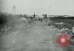 Standbild italienischen Gefangenen durch Udine nach der Schlacht von Caporetto Italien, 1917, aus Sekunde 52 historischem Filmmaterial Videoclip 65675026034