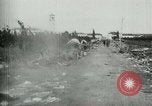 Standbild italienischen Gefangenen durch Udine nach der Schlacht von Caporetto Italien, 1917, aus Sekunde 53 historischem Filmmaterial Videoclip 65675026034