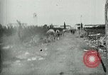 Standbild italienischen Gefangenen durch Udine nach der Schlacht von Caporetto Italien, 1917, aus Sekunde 54 historischem Filmmaterial Videoclip 65675026034