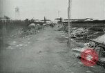 Standbild italienischen Gefangenen durch Udine nach der Schlacht von Caporetto Italien, 1917, aus Sekunde 55 historischem Filmmaterial Videoclip 65675026034