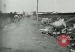 Standbild italienischen Gefangenen durch Udine nach der Schlacht von Caporetto Italien, 1917, aus Sekunde 56 historischem Filmmaterial Videoclip 65675026034