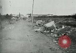 Standbild italienischen Gefangenen durch Udine nach der Schlacht von Caporetto Italien, 1917, aus Sekunde 57 historischem Filmmaterial Videoclip 65675026034
