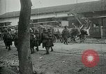 Standbild italienischen Gefangenen durch Udine nach der Schlacht von Caporetto Italien, 1917, aus Sekunde 58 historischem Filmmaterial Videoclip 65675026034