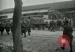 Standbild italienischen Gefangenen durch Udine nach der Schlacht von Caporetto Italien, 1917, aus Sekunde 59 historischem Filmmaterial Videoclip 65675026034