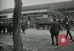 Standbild italienischen Gefangenen durch Udine nach der Schlacht von Caporetto Italien, 1917, aus Sekunde 60 historischem Filmmaterial Videoclip 65675026034