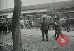 Standbild italienischen Gefangenen durch Udine nach der Schlacht von Caporetto Italien, 1917, aus Sekunde 61 historischem Filmmaterial Videoclip 65675026034