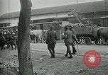 Standbild italienischen Gefangenen durch Udine nach der Schlacht von Caporetto Italien, 1917, aus Sekunde 62 historischem Filmmaterial Videoclip 65675026034