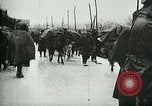 Standbild Österreicher voraus nach der Schlacht von Caporetto Italien, 1917, aus Sekunde 9 historischem Filmmaterial Videoclip 65675026035