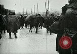 Standbild Österreicher voraus nach der Schlacht von Caporetto Italien, 1917, aus Sekunde 10 historischem Filmmaterial Videoclip 65675026035