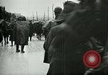 Standbild Österreicher voraus nach der Schlacht von Caporetto Italien, 1917, aus Sekunde 11 historischem Filmmaterial Videoclip 65675026035
