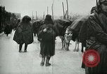 Standbild Österreicher voraus nach der Schlacht von Caporetto Italien, 1917, aus Sekunde 14 historischem Filmmaterial Videoclip 65675026035
