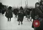 Standbild Österreicher voraus nach der Schlacht von Caporetto Italien, 1917, aus Sekunde 15 historischem Filmmaterial Videoclip 65675026035