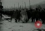 Standbild Österreicher voraus nach der Schlacht von Caporetto Italien, 1917, aus Sekunde 17 historischem Filmmaterial Videoclip 65675026035