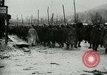 Standbild Österreicher voraus nach der Schlacht von Caporetto Italien, 1917, aus Sekunde 22 historischem Filmmaterial Videoclip 65675026035
