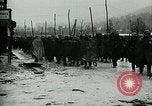 Standbild Österreicher voraus nach der Schlacht von Caporetto Italien, 1917, aus Sekunde 23 historischem Filmmaterial Videoclip 65675026035