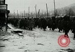 Standbild Österreicher voraus nach der Schlacht von Caporetto Italien, 1917, aus Sekunde 27 historischem Filmmaterial Videoclip 65675026035