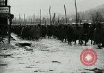 Standbild Österreicher voraus nach der Schlacht von Caporetto Italien, 1917, aus Sekunde 29 historischem Filmmaterial Videoclip 65675026035