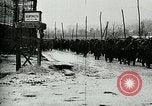 Standbild Österreicher voraus nach der Schlacht von Caporetto Italien, 1917, aus Sekunde 48 historischem Filmmaterial Videoclip 65675026035