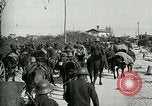 Standbild Österreicher voraus nach der Schlacht von Caporetto Italien, 1917, aus Sekunde 49 historischem Filmmaterial Videoclip 65675026035