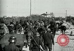 Standbild Österreicher voraus nach der Schlacht von Caporetto Italien, 1917, aus Sekunde 51 historischem Filmmaterial Videoclip 65675026035