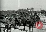 Standbild Österreicher voraus nach der Schlacht von Caporetto Italien, 1917, aus Sekunde 56 historischem Filmmaterial Videoclip 65675026035