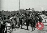 Standbild Österreicher voraus nach der Schlacht von Caporetto Italien, 1917, aus Sekunde 57 historischem Filmmaterial Videoclip 65675026035
