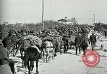 Standbild Österreicher voraus nach der Schlacht von Caporetto Italien, 1917, aus Sekunde 60 historischem Filmmaterial Videoclip 65675026035