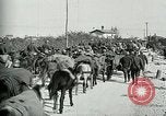 Standbild Österreicher voraus nach der Schlacht von Caporetto Italien, 1917, aus Sekunde 61 historischem Filmmaterial Videoclip 65675026035