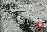 Immagine di Re Carlo IV (Imperatore Karl I) dell'Austria Ungheriaguardando le truppe Italia, 1917, secondo 14 filmato di repertorio 65675026037