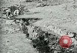 Immagine di Re Carlo IV (Imperatore Karl I) dell'Austria Ungheriaguardando le truppe Italia, 1917, secondo 17 filmato di repertorio 65675026037