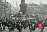 Standbild Rally am Trafalgar Square befürwortet die Anerkennung der sowjetischen Russland London England, 1920, aus Sekunde 10 historischem Filmmaterial Videoclip 65675026039